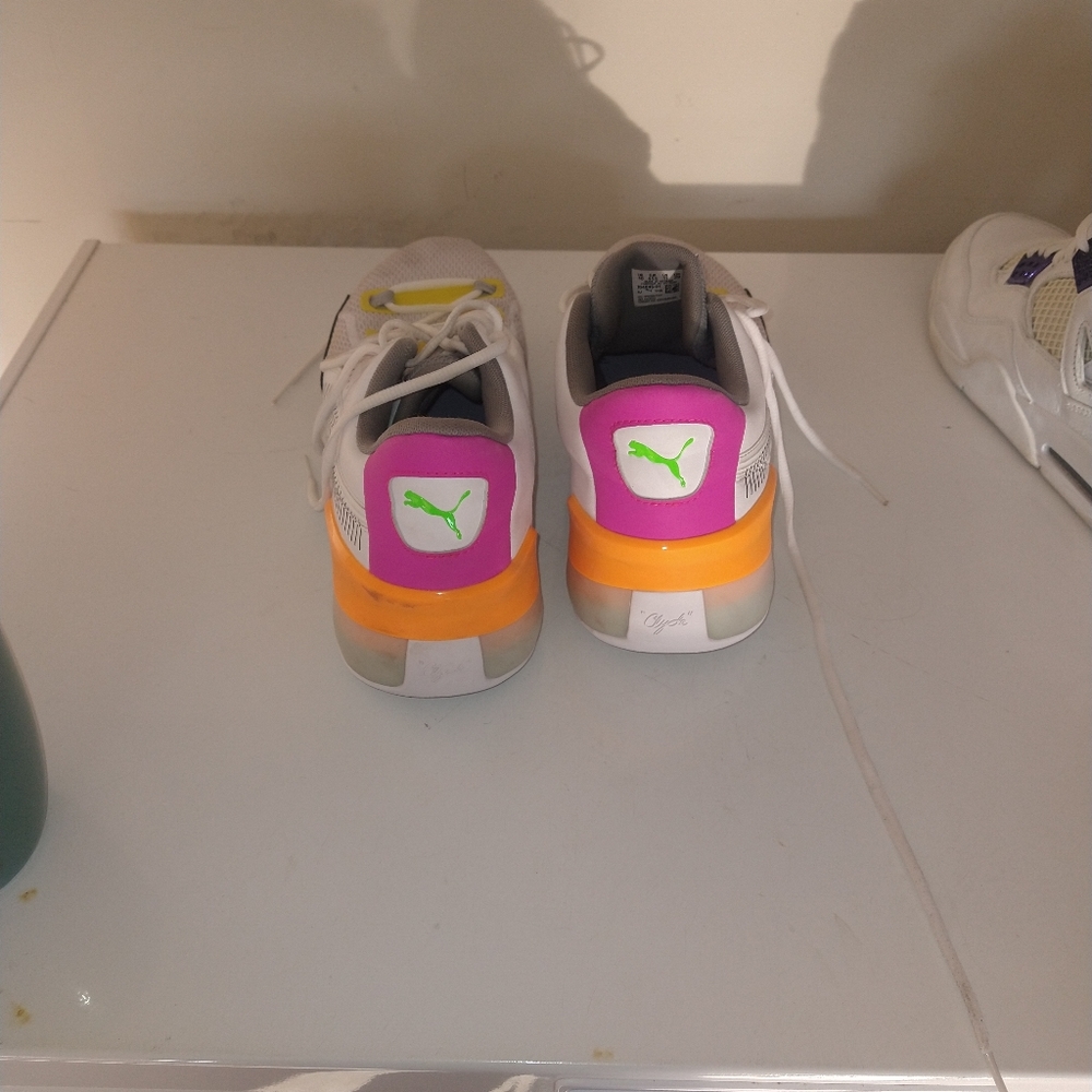Mens neon pumas